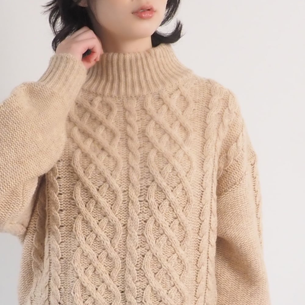 ドーゼットエアーヤーン エアリーアランコモドニット　ニットを着た女性の正面