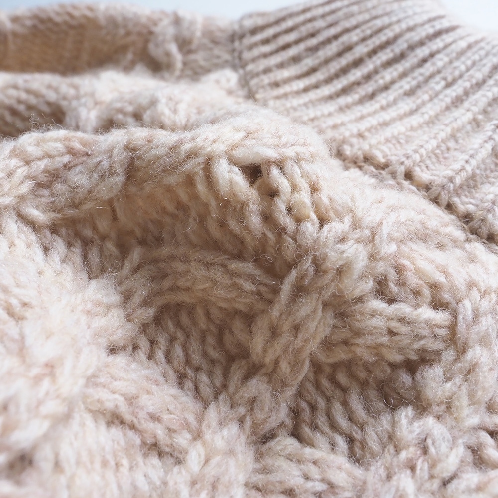 ドーゼットエアーヤーン エアリーアランコモドニット　ニットの素材のアップ