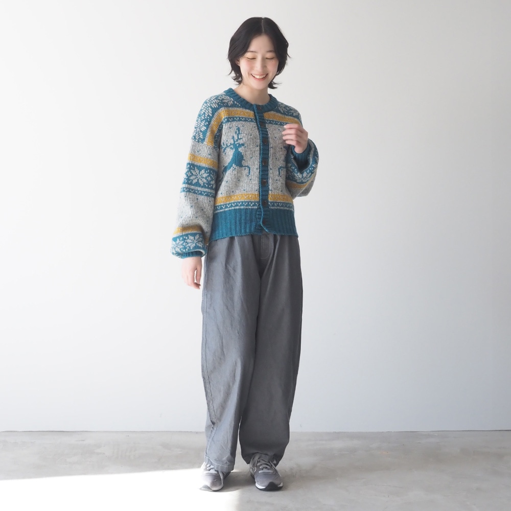 ドーゼットエアーヤーンカウチンニットカーデ カーディガンを着た女性の全身