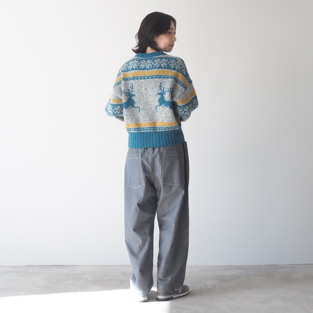 ドーゼットエアーヤーンカウチンニットカーデ カーディガンを着た女性の全身