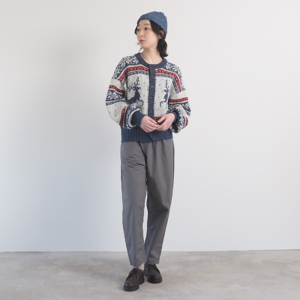 ドーゼットエアーヤーンカウチンニットカーデ カーディガンを着た女性の全身