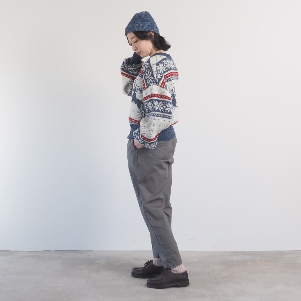 ドーゼットエアーヤーンカウチンニットカーデ カーディガンを着た女性の全身