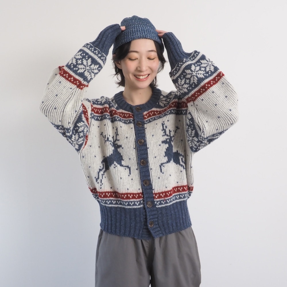 ドーゼットエアーヤーンカウチンニットカーデ カーディガンを着た女性の全身