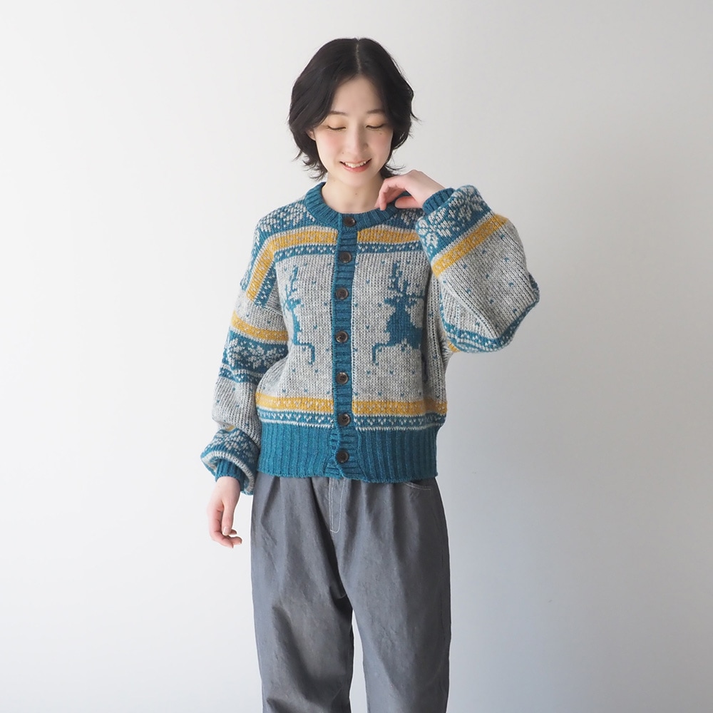 ドーゼットエアーヤーンカウチンニットカーデ カーディガンを着た女性の正面