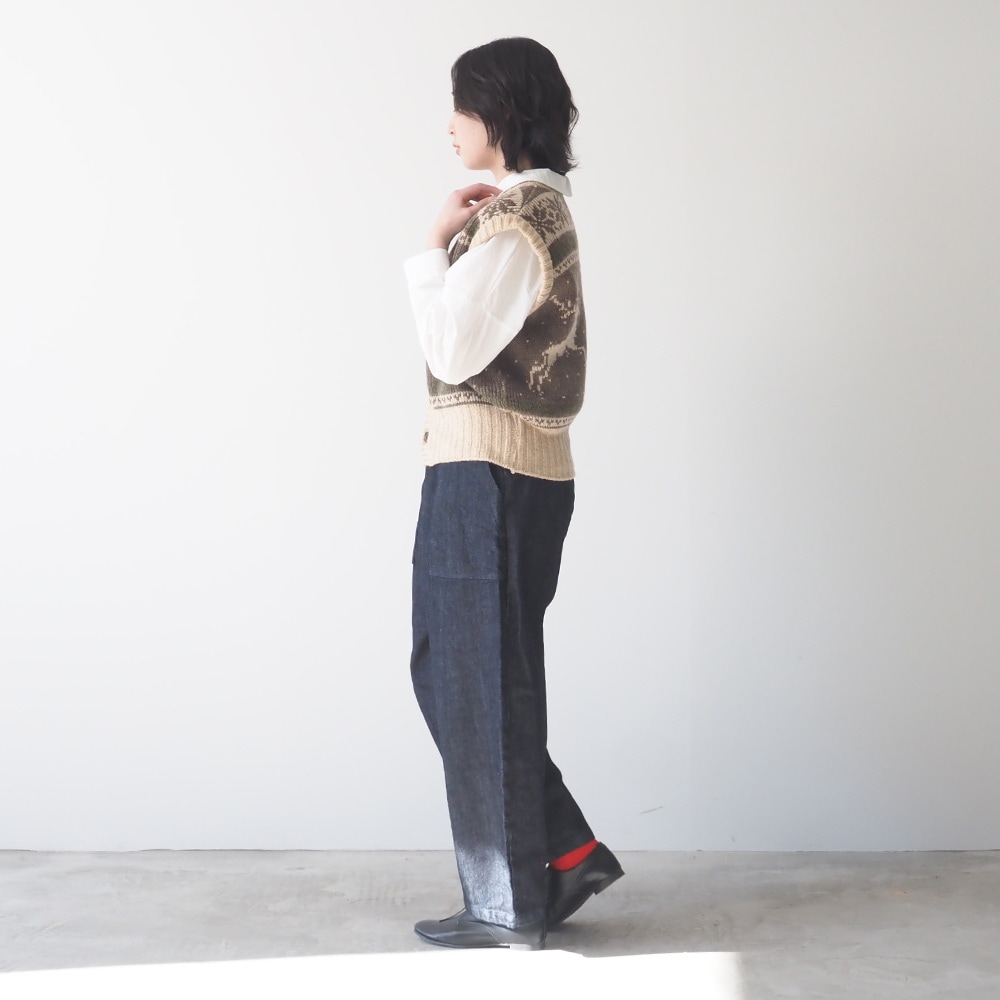 ドーゼットエアーヤーンカウチンニットベスト　ベストを着た女性の全身