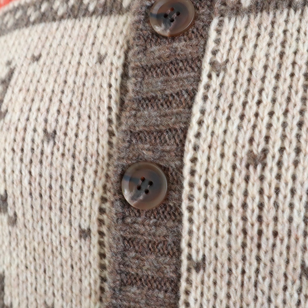 ドーゼットエアーヤーンカウチンニットベスト　ベストの正面ディティール