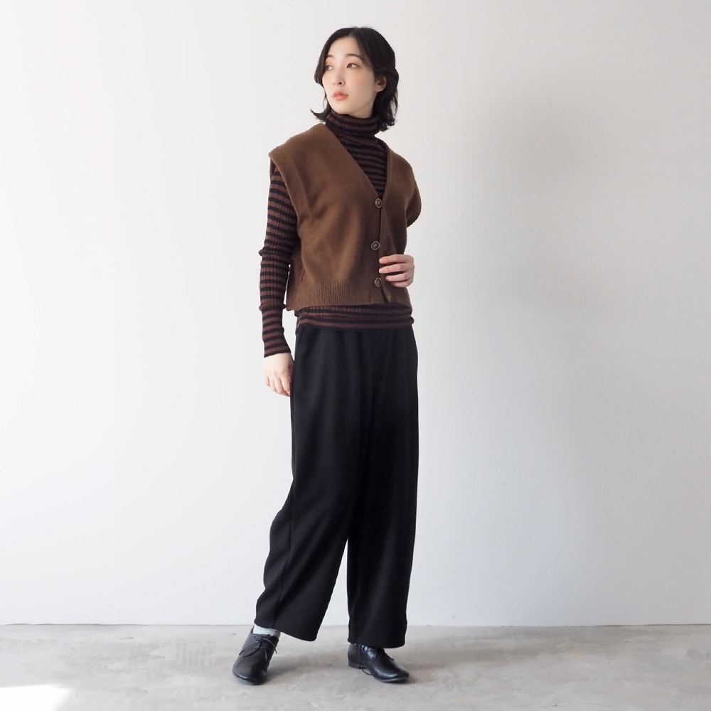 タスマニアラム クロップドカーディーベスト　ベストを着た女性の全身