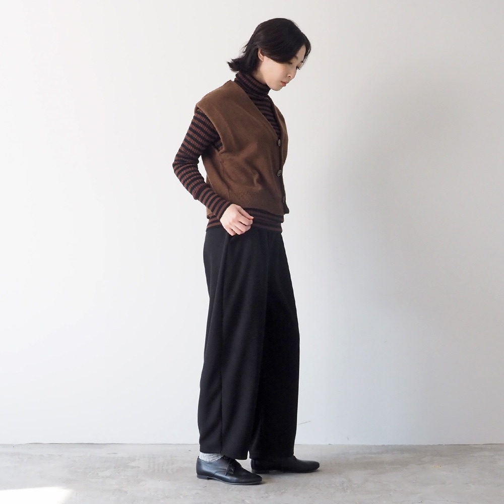 タスマニアラム クロップドカーディーベスト　ベストを着た女性の全身