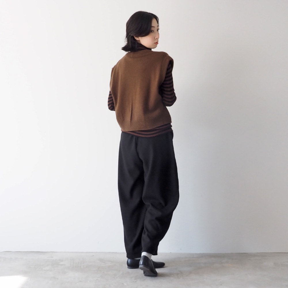 タスマニアラム クロップドカーディーベスト　ベストを着た女性の全身