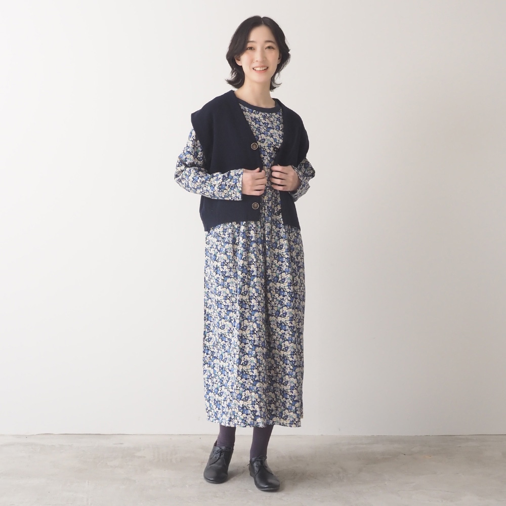 タスマニアラム クロップドカーディーベスト　ベストを着た女性の全身