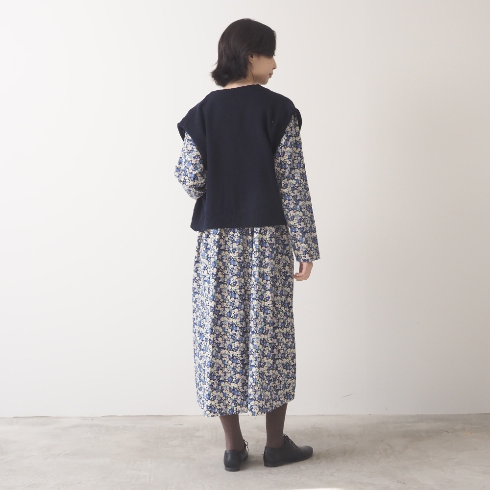 タスマニアラム クロップドカーディーベスト　ベストを着た女性の全身