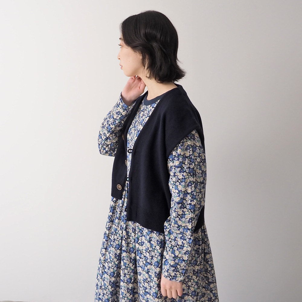 タスマニアラム クロップドカーディーベスト　ベストを着た女性の全身