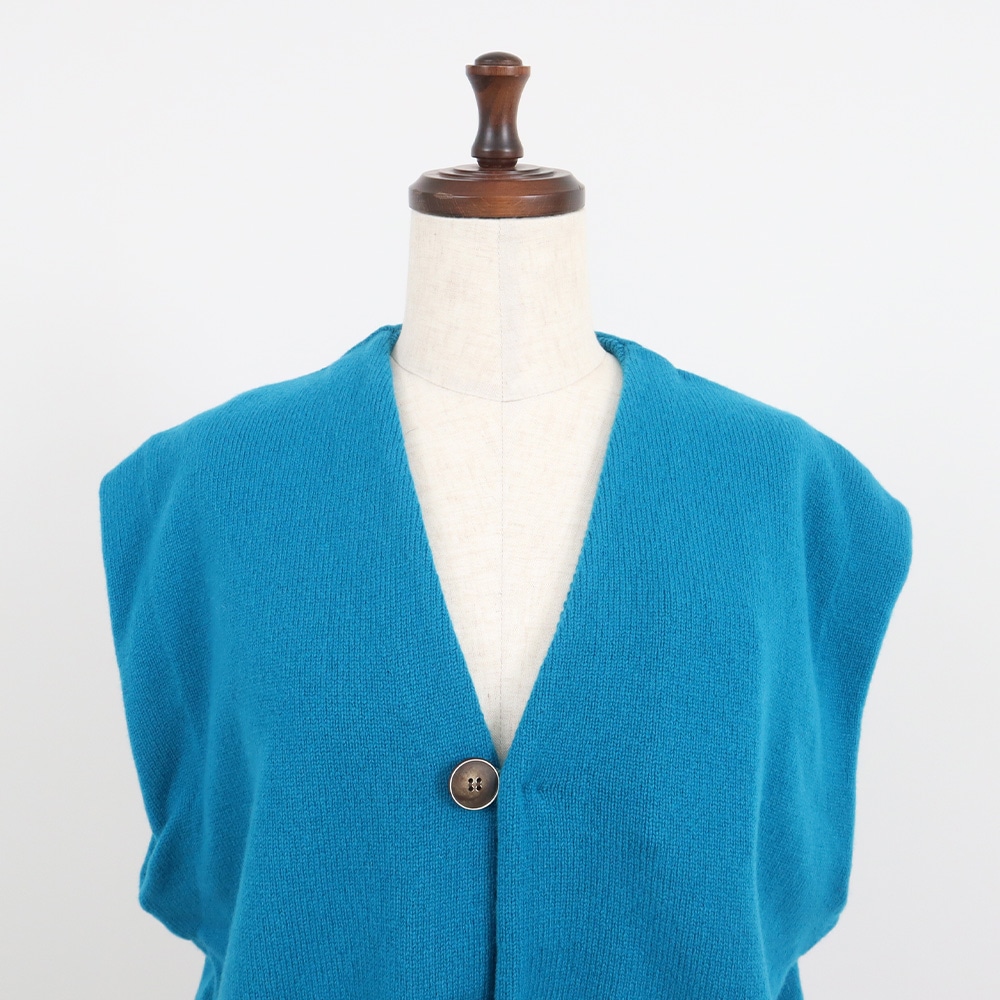 タスマニアラム クロップドカーディーベスト　ベストの正面ディティール