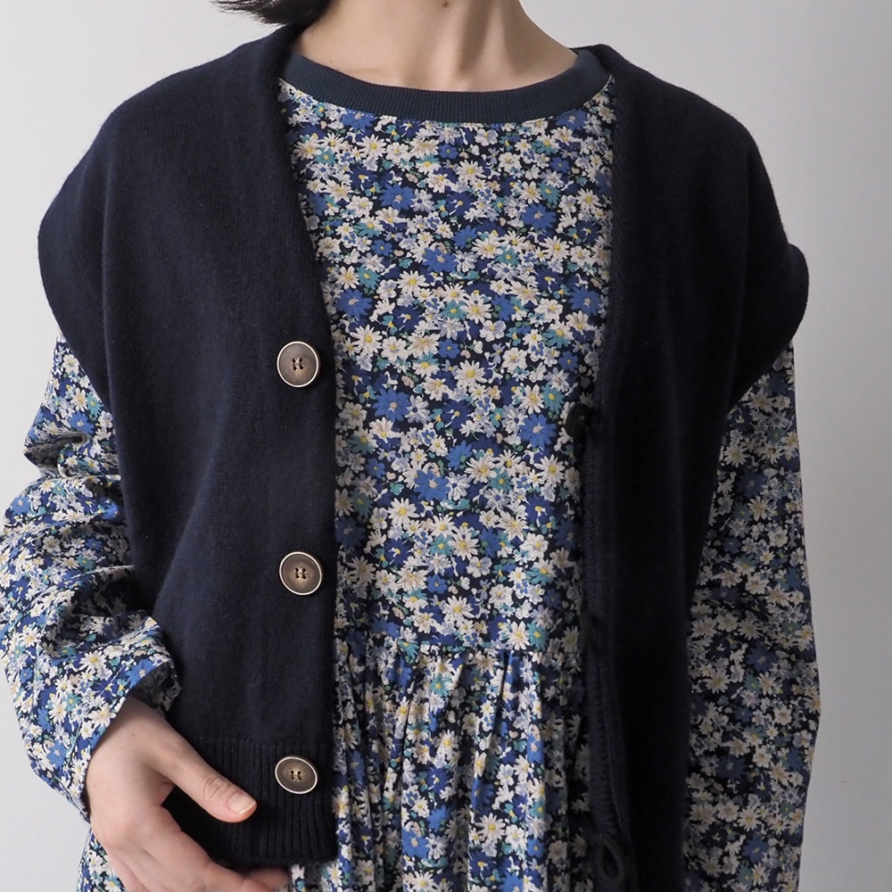 タスマニアラム クロップドカーディーベスト　ベストを着た女性の正面