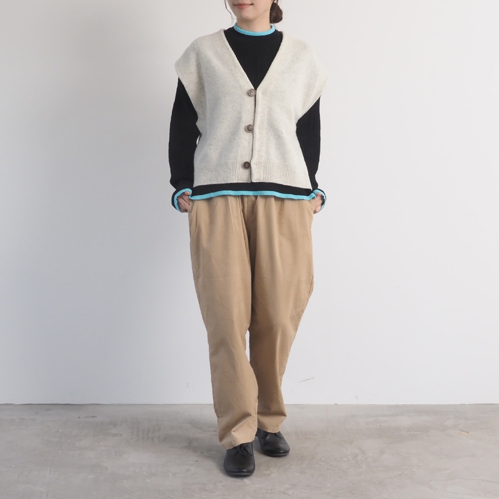 タスマニアラム クロップドカーディーベスト　ベストを着た女性の全身