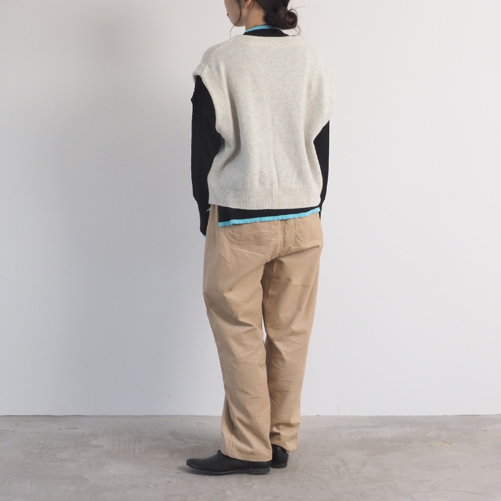 タスマニアラム クロップドカーディーベスト　ベストを着た女性の全身