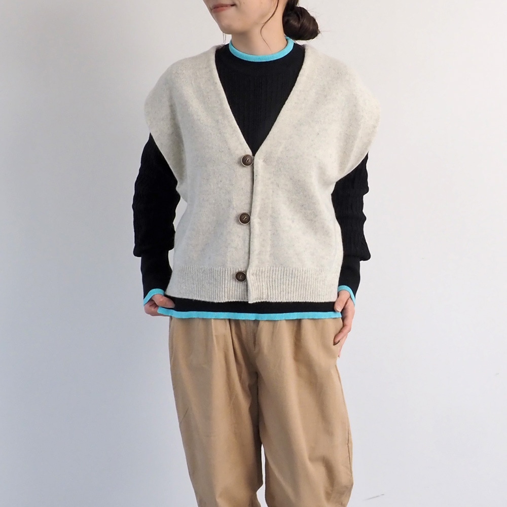 タスマニアラム クロップドカーディーベスト　ベストを着た女性の全身