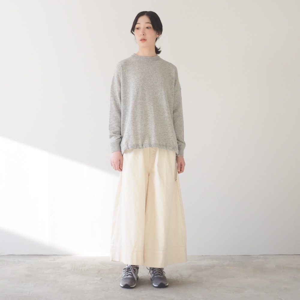 ミルキーラム　コードアレンジニット　ニットを着た女性の全身