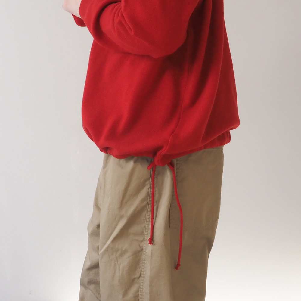 ミルキーラム　コードアレンジニット　ニットを着た女性の正面