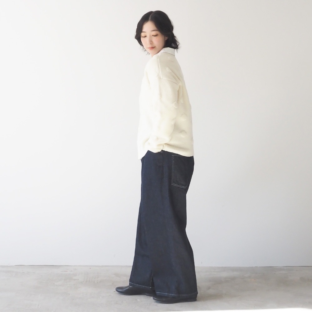 10.5ozデニム ノッポセルヴィッチパンツ　パンツを着た女性の全身