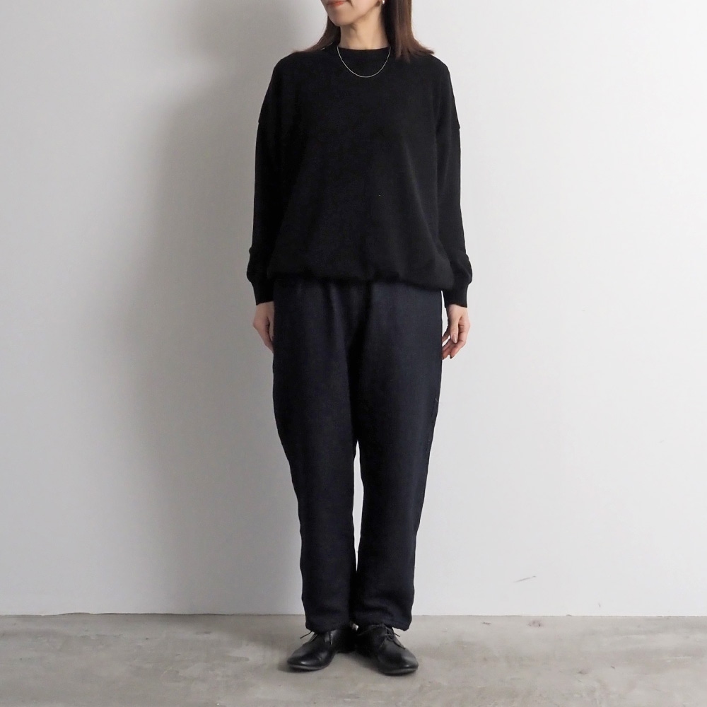 ムラデニム裏起毛 コージーパンツ　パンツを着た女性の全身