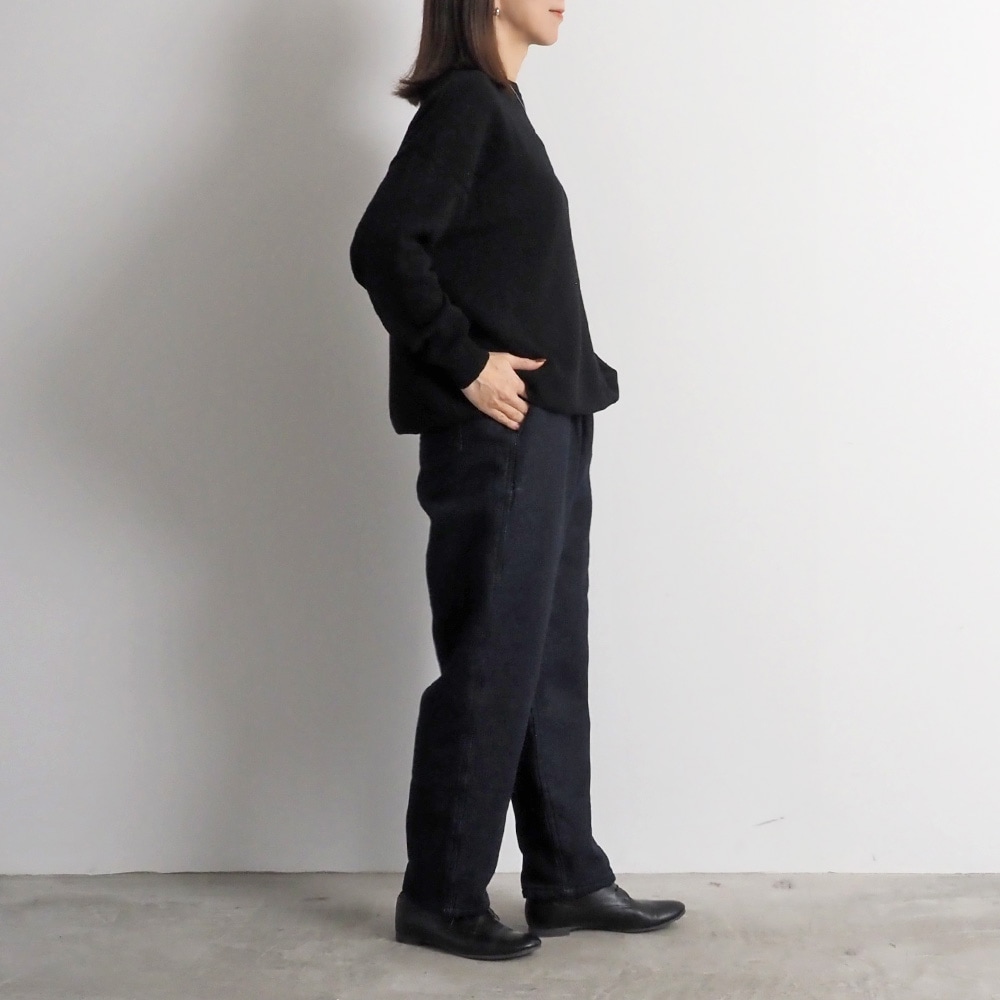 ムラデニム裏起毛 コージーパンツ　パンツを着た女性の全身