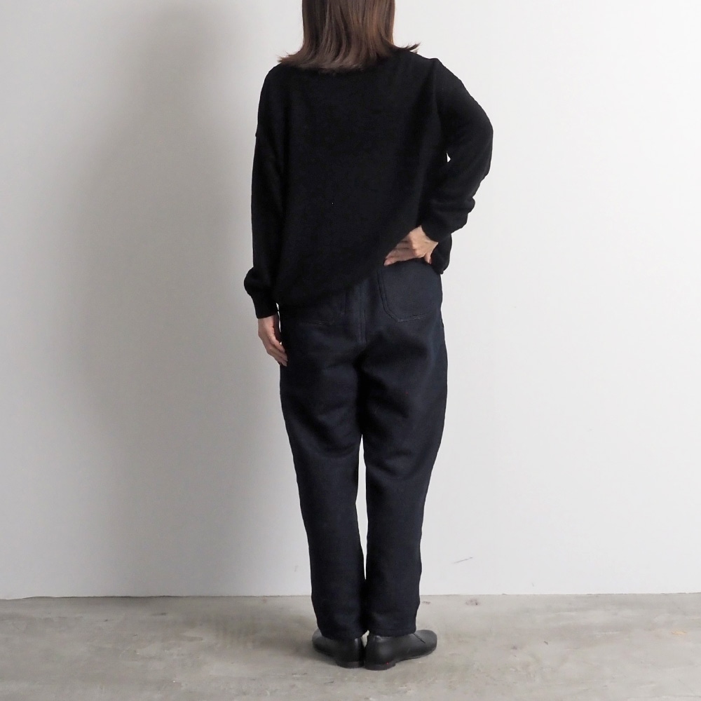 ムラデニム裏起毛 コージーパンツ　パンツを着た女性の全身