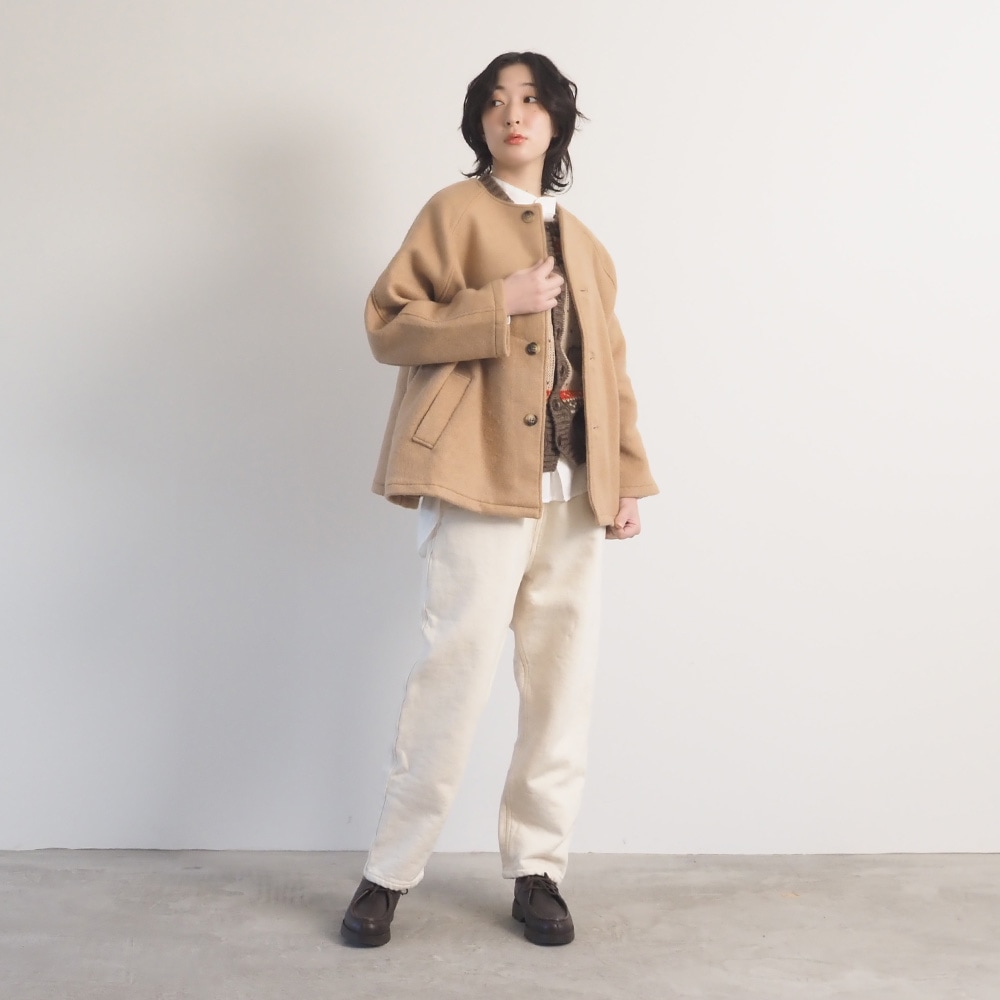 ムラデニム裏起毛 コージーパンツ　パンツを着た女性の全身