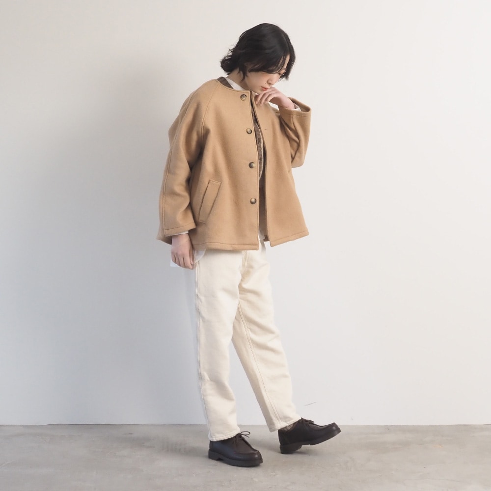 ムラデニム裏起毛 コージーパンツ　パンツを着た女性の全身