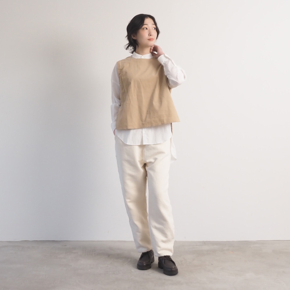 ムラデニム裏起毛 コージーパンツ　パンツを着た女性の全身