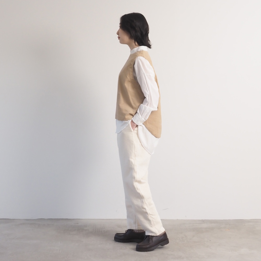 ムラデニム裏起毛 コージーパンツ　パンツを着た女性の全身