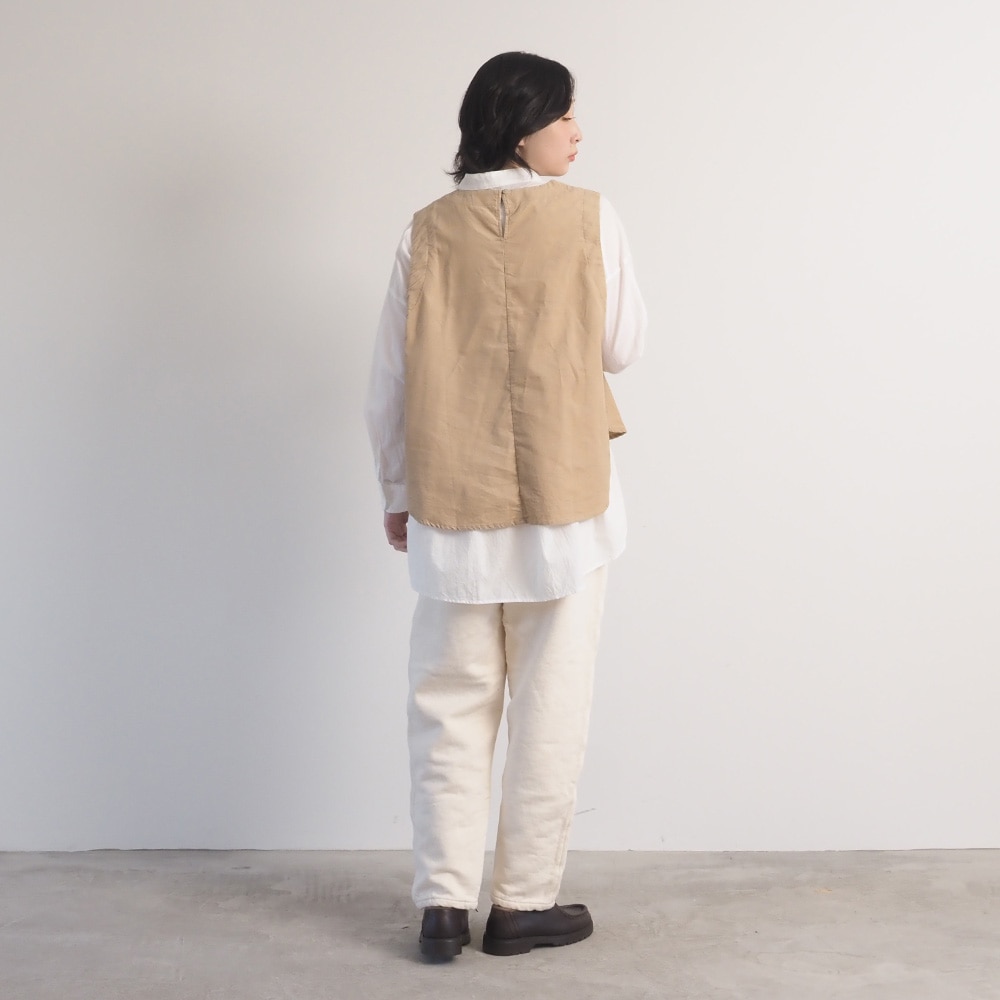 ムラデニム裏起毛 コージーパンツ　パンツを着た女性の全身