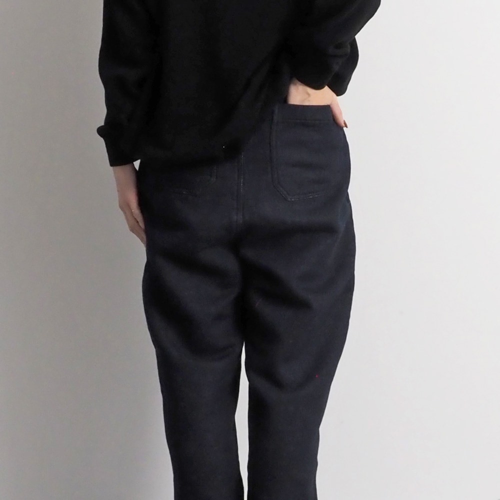 ムラデニム裏起毛 コージーパンツ　パンツを着た女性の正面