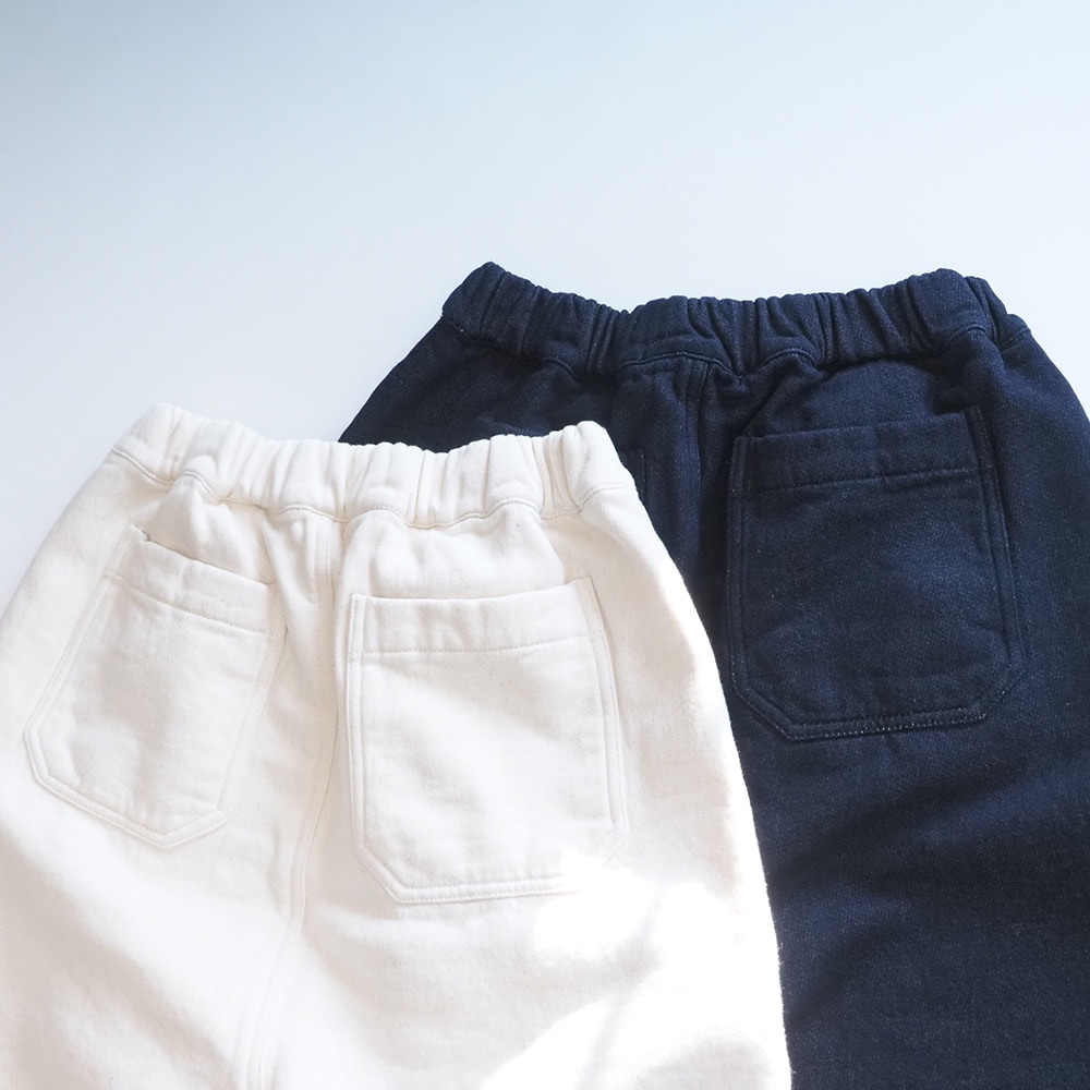 ムラデニム裏起毛 コージーパンツ　パンツを着た女性の正面