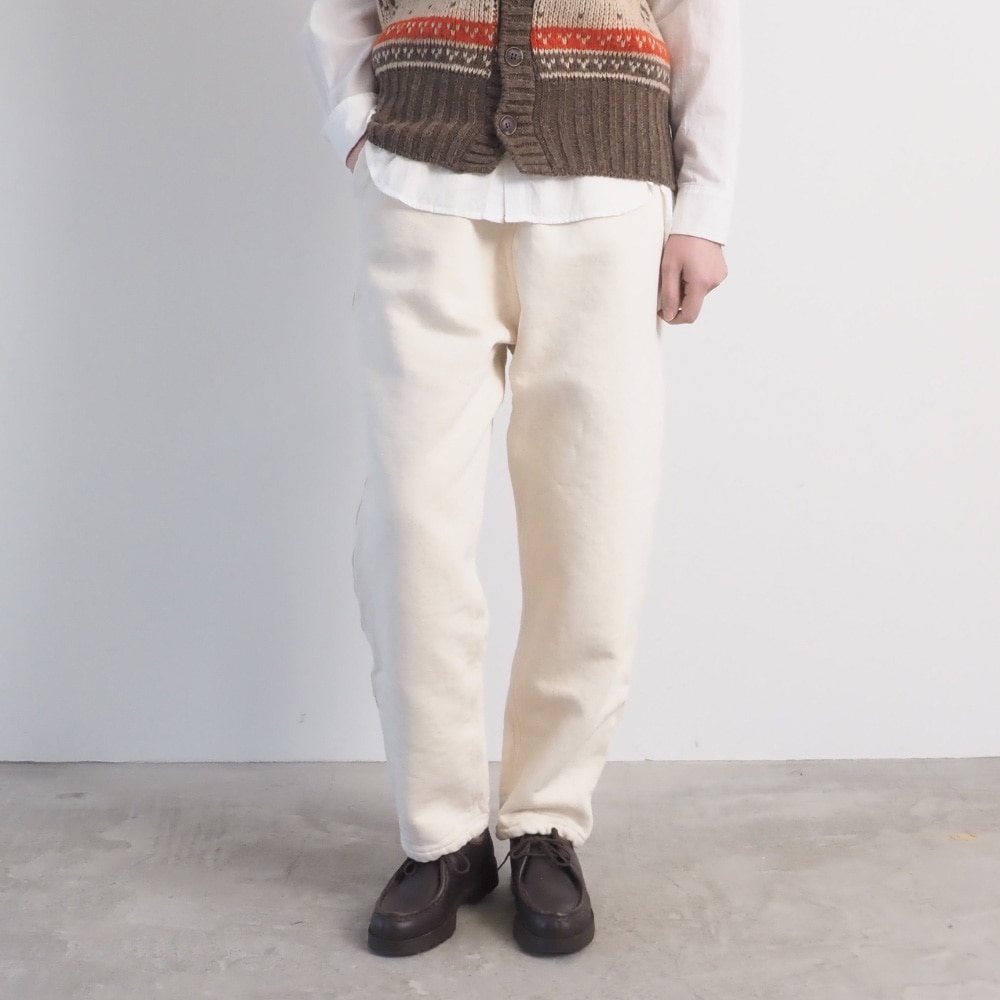 ムラデニム裏起毛 コージーパンツ　パンツを着た女性の正面