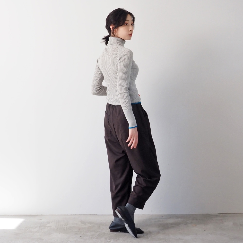 PL/RYクリアーツイル リラックスノッポパンツ　パンツを着た女性の全身