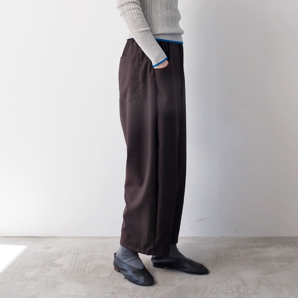 PL/RYクリアーツイル リラックスノッポパンツ　パンツを着た女性の正面