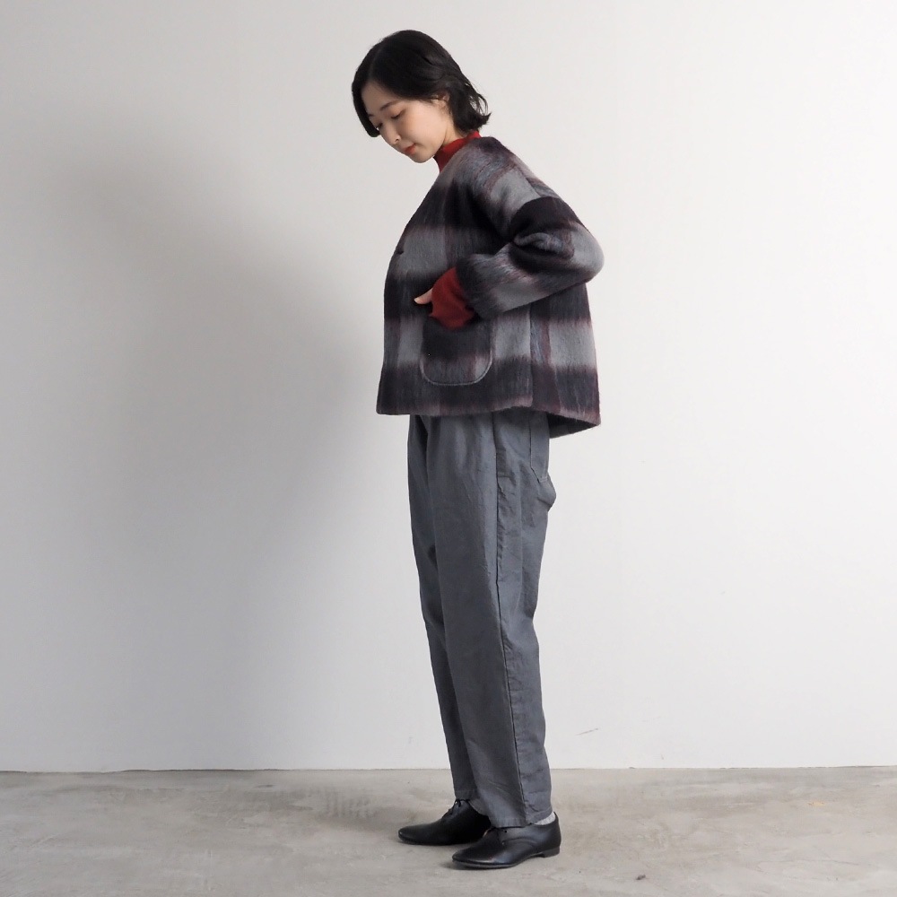 シャギーチェックノーカラージャケット　ジャケットを着た女性の全身