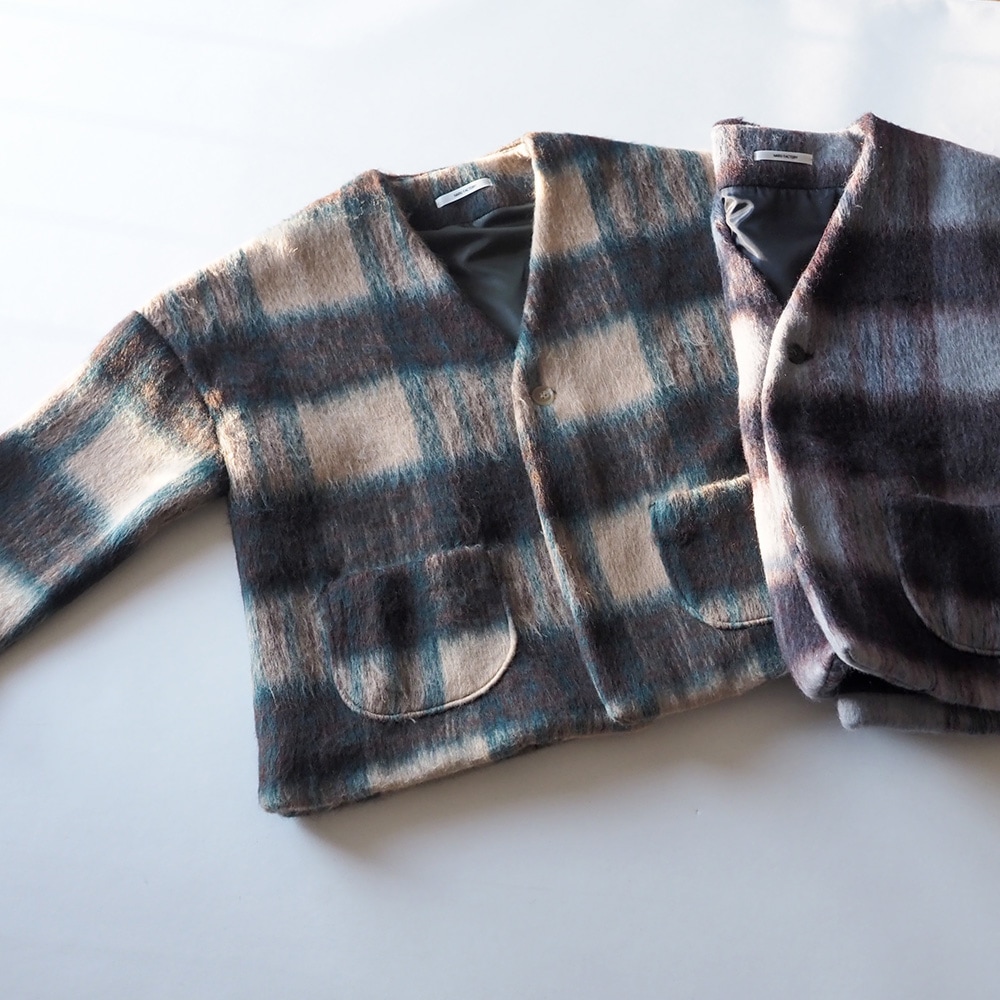 シャギーチェックノーカラージャケット　ジャケットを着た女性の正面