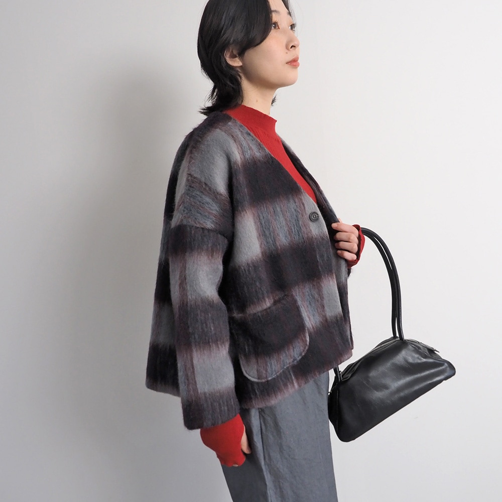 シャギーチェックノーカラージャケット　ジャケットを着た女性の正面