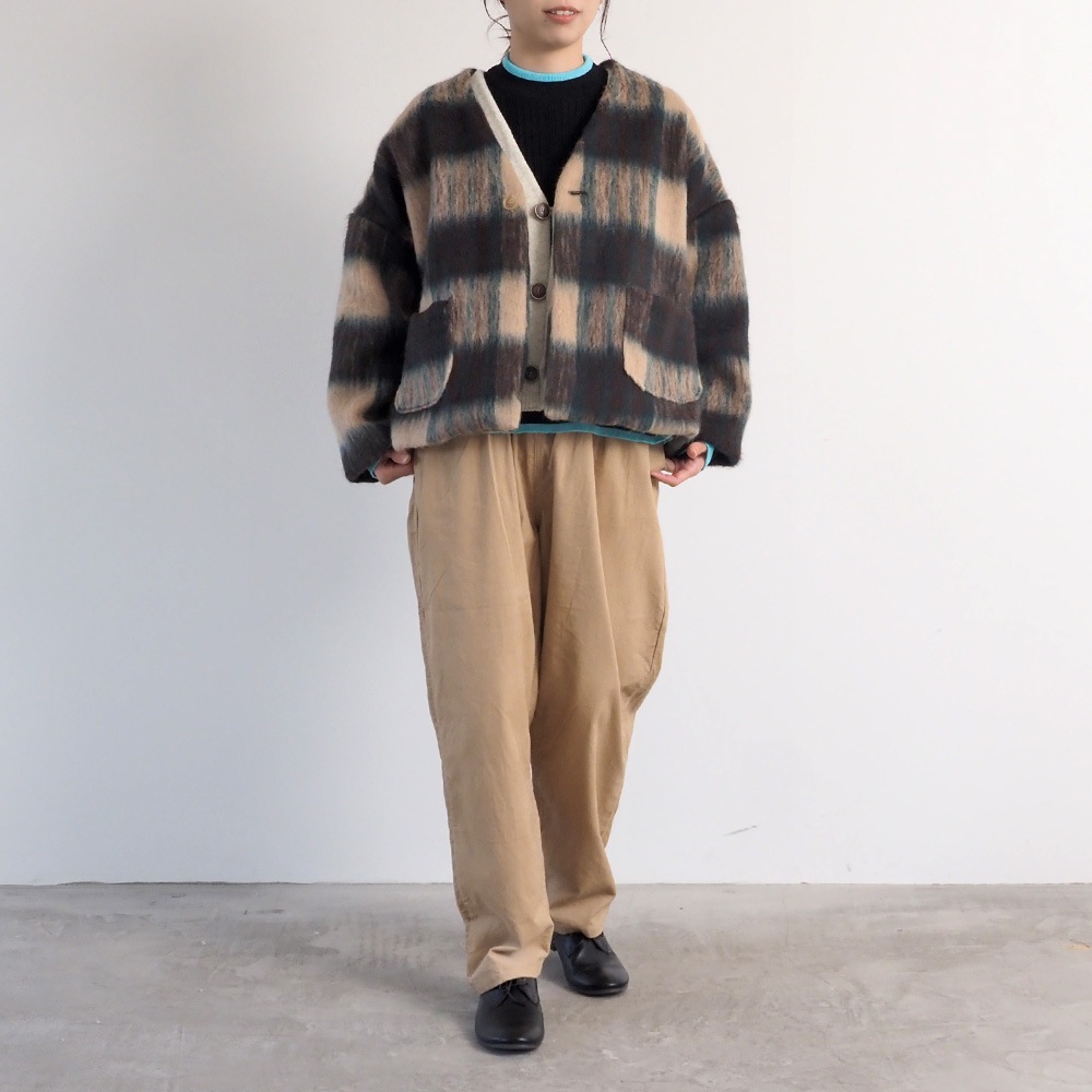 シャギーチェックノーカラージャケット　ジャケットを着た女性の全身