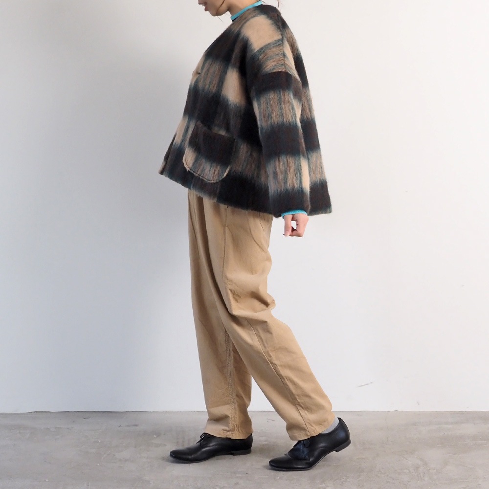 シャギーチェックノーカラージャケット　ジャケットを着た女性の全身