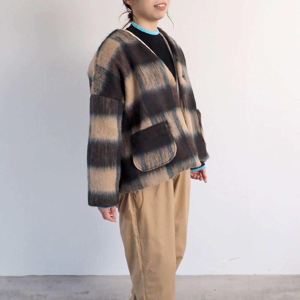 シャギーチェックノーカラージャケット　ジャケットを着た女性の全身