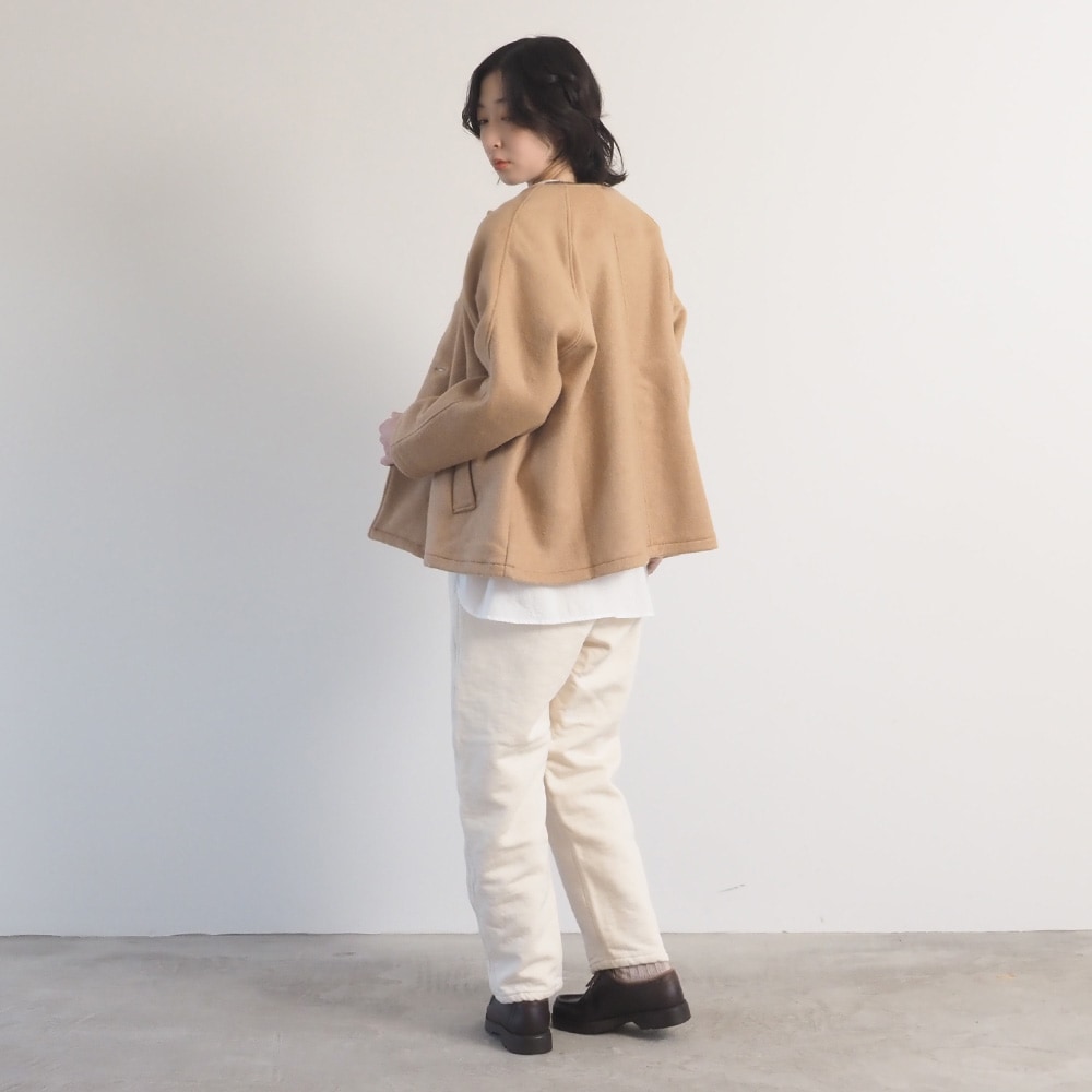 ダブルフェイスメルトン ラグランコート　コートを着た女性の全身