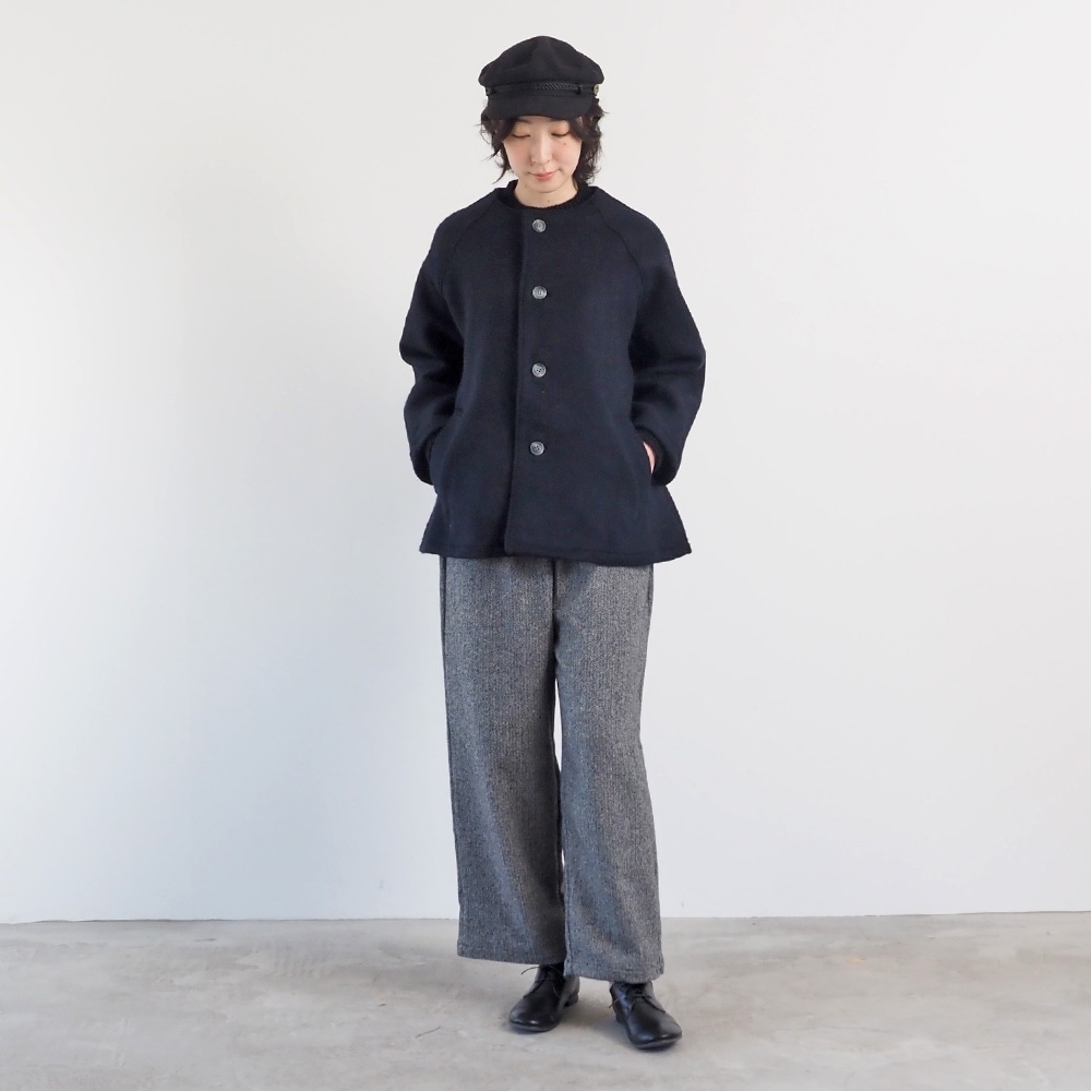 ダブルフェイスメルトン ラグランコート　コートを着た女性の全身