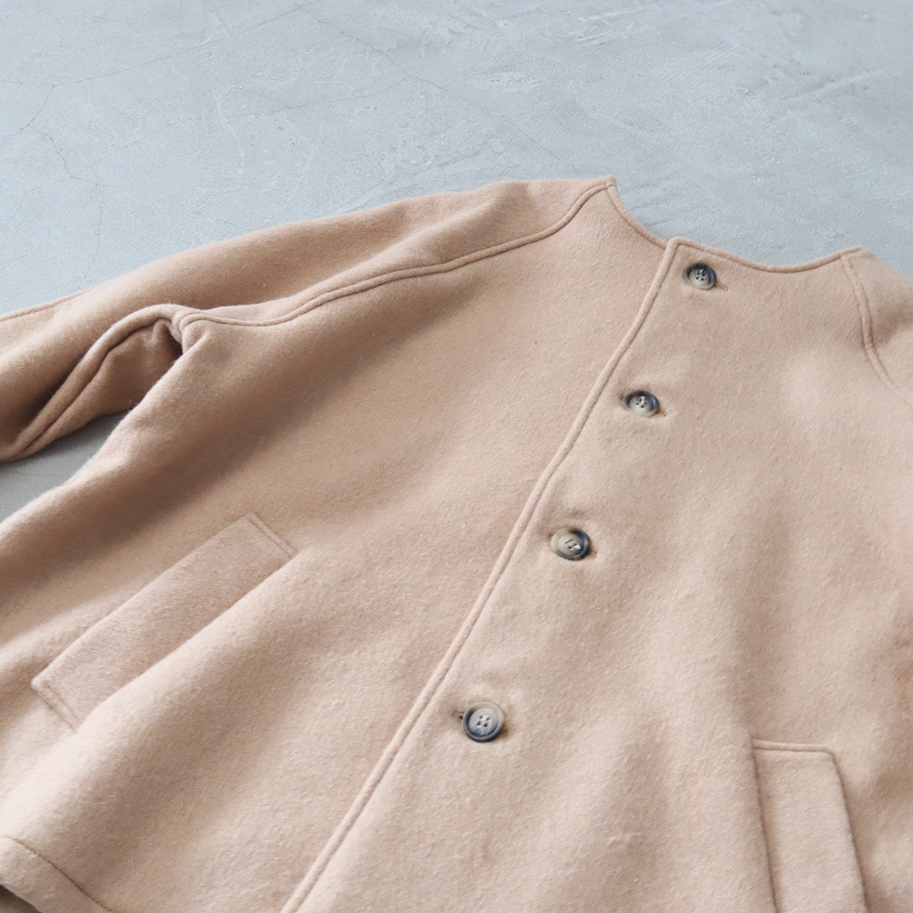 ダブルフェイスメルトン ラグランコート　コートを着た女性の正面