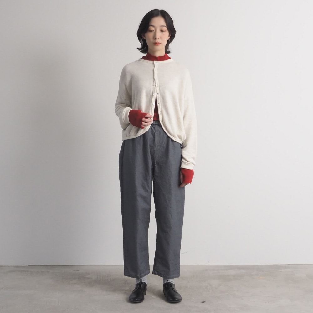 コットンレーヨン吊り裏毛 ラズベリーカーディガン　カーディガンを着た女性の全身