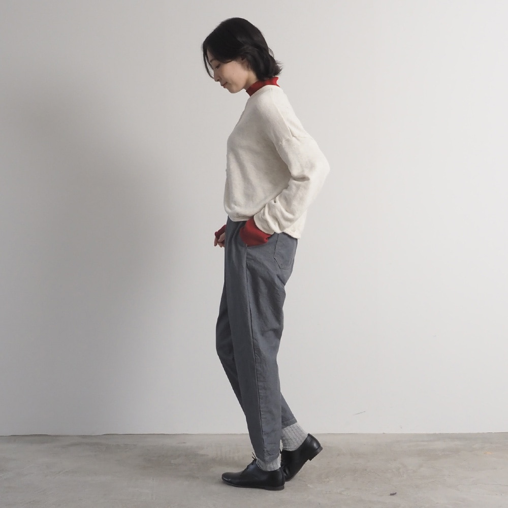 コットンレーヨン吊り裏毛 ラズベリーカーディガン　カーディガンを着た女性の全身