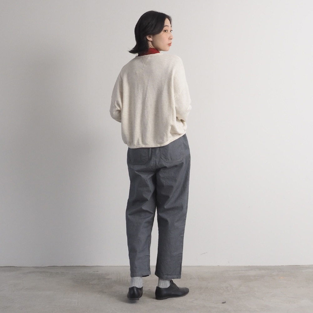 コットンレーヨン吊り裏毛 ラズベリーカーディガン　カーディガンを着た女性の全身