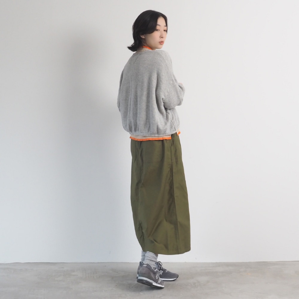 コットンレーヨン吊り裏毛 ラズベリーカーディガン　カーディガンを着た女性の全身